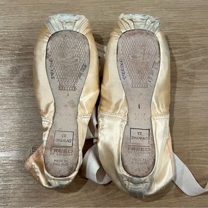 dead pointe shoes